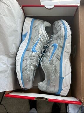 Nike P-6000
Metallic Platinum Pure Platinum Metallic Silver University Blue